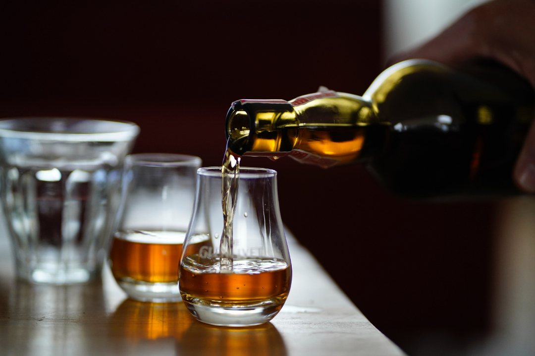 whisky_pouring